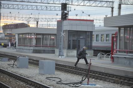 Екатеринбург. Железнодорожный вокзал. Мужчина переходит делезнодорожные пути