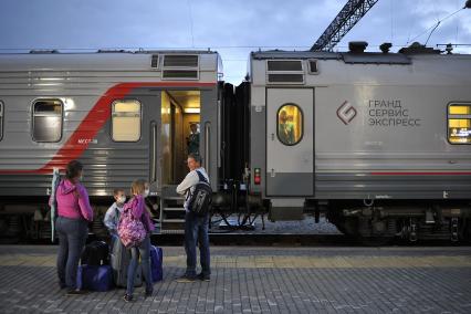 Екатеринбург. Железнодорожный вокзал. Запуск первого поезда \'Таврия\' в Крым по маршруту Екатеринбург – Симферополь. Летом 2020 года поезда \'Таврия\' будут курсировать из Екатеринбурга двумя разными маршрутами: через Челябинск, Уфу, Самару, Волгоград и через Казань, Саранск, Пензу