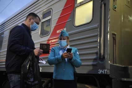 Екатеринбург. Железнодорожный вокзал. Запуск первого поезда \'Таврия\' в Крым по маршруту Екатеринбург – Симферополь. Летом 2020 года поезда \'Таврия\' будут курсировать из Екатеринбурга двумя разными маршрутами: через Челябинск, Уфу, Самару, Волгоград и через Казань, Саранск, Пензу