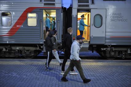 Екатеринбург. Железнодорожный вокзал. Запуск первого поезда \'Таврия\' в Крым по маршруту Екатеринбург – Симферополь. Летом 2020 года поезда \'Таврия\' будут курсировать из Екатеринбурга двумя разными маршрутами: через Челябинск, Уфу, Самару, Волгоград и через Казань, Саранск, Пензу