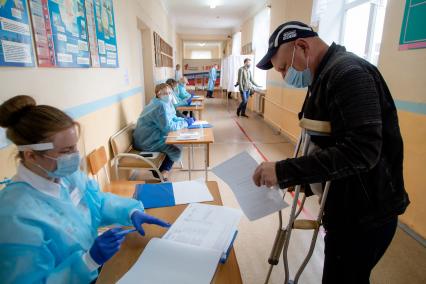 Челябинск. Мужчина голосует по вопросу внесения поправок в Конституцию РФ на избирательном участке города.