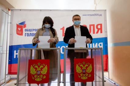 Челябинск. Избиратели голосуют по вопросу внесения поправок в Конституцию РФ на избирательном участке города.