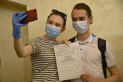 Москва. Молодые люди перед голосованием по вопросу внесения поправок в Конституцию РФ на избирательном участке.