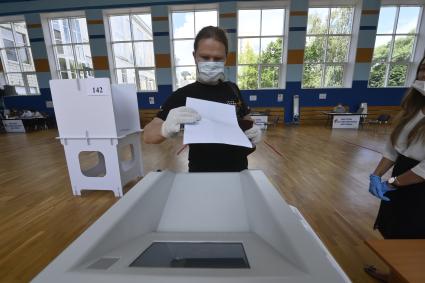 Москва. Голосование по внесению поправок в Конституцию РФ на избирательном участке #142.