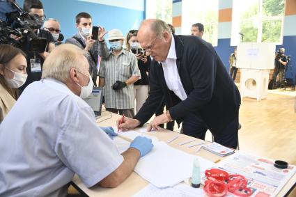 Москва. Лидер КПРФ Геннадий Зюганов (в центре) во время голосования по поправкам в Конституцию РФ на избирательном участке #142.