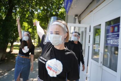 Самара. Участники самая молодой избирательной комиссии в день всероссийского голосования по поправкам в Конституцию РФ устроили танцевальный флешмоб для избирателей.