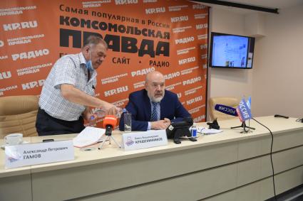 Москва. Политический обозреватель `Комсомольской правды` Александр Гамов и председатель комитета Государственной думы РФ по госстроительству и законодательству Павел Крашенинников (справа) в редакции `Комсомольская правда`.