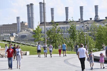 Москва. Отдыхающие в парке Зарядье.