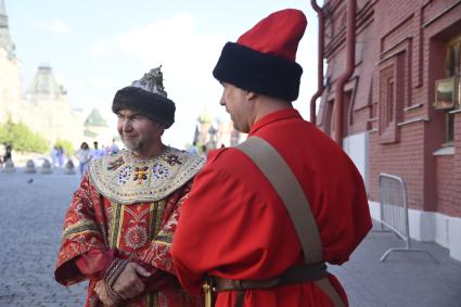 Москва. Мужчины в исторических костюмах на Красной площади.