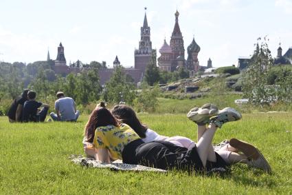 Москва. Отдыхающие в парке Зарядье.