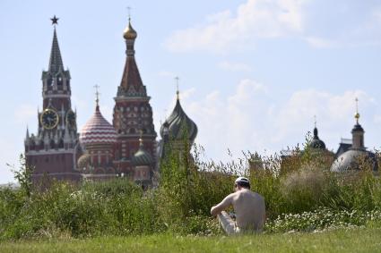 Москва. Отдыхающие в парке Зарядье.