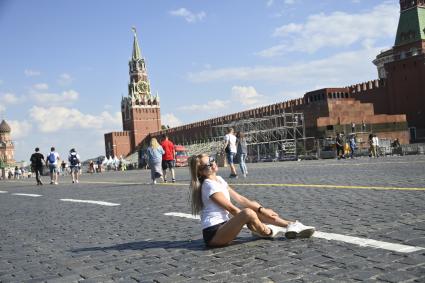 Москва.  Девушка на Красной площади .