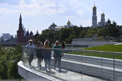 Москва. Отдыхающие в парке Зарядье.