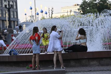 Москва. Девушки фотографируются у фонтана.