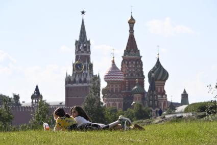 Москва. Отдыхающие в парке Зарядье.