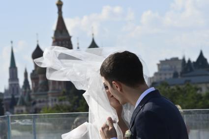 Москва. Жених с невестой на Парящем мосту парка Зарядье.