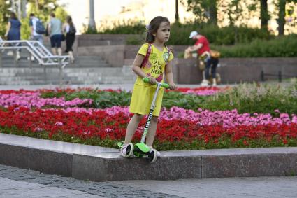 Москва. Девочка с самокатом.