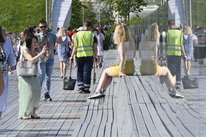 Москва. Посетители в парке Зарядье.