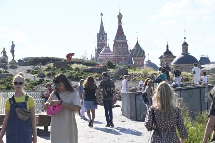 Москва. Отдыхающие в парке Зарядье.