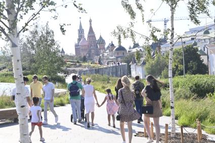 Москва. Отдыхающие в парке Зарядье.