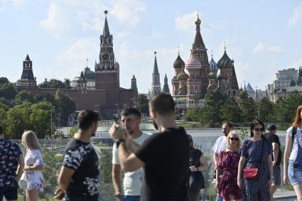 Москва. Отдыхающие в парке Зарядье.