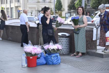 Москва. Продавщицы цветов.