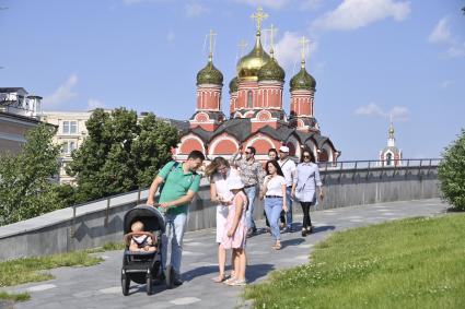 Москва. Отдыхающие в парке Зарядье.