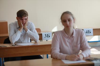Красноярск. Ученики перед началом единого государственного экзамена (ЕГЭ) в  школе.