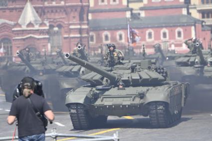 Москва.  Военная техника  во время военного парада в ознаменование 75-летия Победы в Великой Отечественной войне 1941-1945 годов на Красной площади.