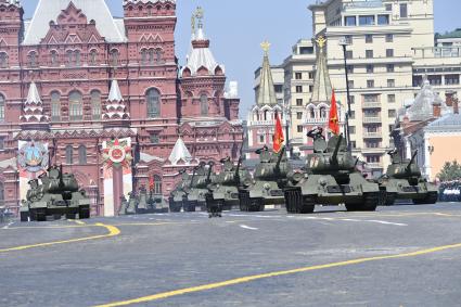 Москва.  Танки Т-34-85 во время военного парада в ознаменование 75-летия Победы в Великой Отечественной войне 1941-1945 годов на Красной площади.