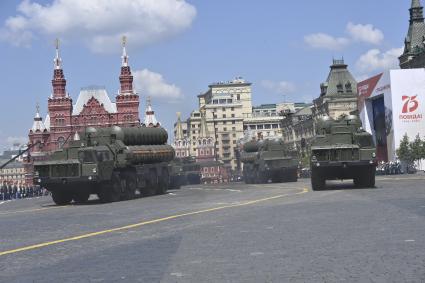 Москва.  Военная техника во время военного парада в ознаменование 75-летия Победы в Великой Отечественной войне 1941-1945 годов на Красной площади.