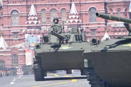 Москва.   Военная техникаво время военного парада в ознаменование 75-летия Победы в Великой Отечественной войне 1941-1945 годов на Красной площади.