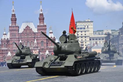 Москва.  Танки Т-34-85 во время военного парада в ознаменование 75-летия Победы в Великой Отечественной войне 1941-1945 годов на Красной площади.