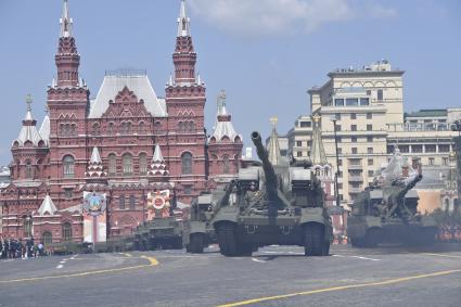 Москва.  Самоходные артиллерийские установки (САУ) Мста-СМ во время военного парада в ознаменование 75-летия Победы в Великой Отечественной войне 1941-1945 годов на Красной площади.