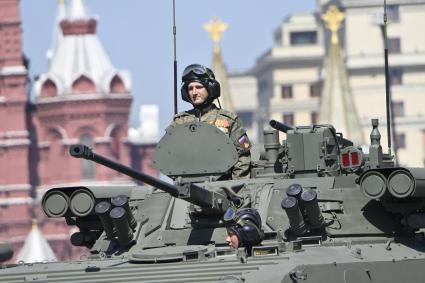 Москва.   Боевая машина пехоты БМП-2М  во время военного парада в ознаменование 75-летия Победы в Великой Отечественной войне 1941-1945 годов на Красной площади.