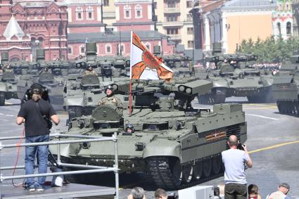 Москва.  Боевая машина поддержки танков (БМПТ) Терминатор  во время военного парада в ознаменование 75-летия Победы в Великой Отечественной войне 1941-1945 годов на Красной площади.