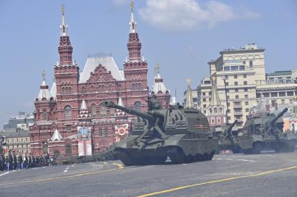 Москва.  Самоходные артиллерийские установки (САУ) Мста-СМ во время военного парада в ознаменование 75-летия Победы в Великой Отечественной войне 1941-1945 годов на Красной площади.