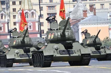 Москва. Танки Т-34-85 во время военного парада в ознаменование 75-летия Победы в Великой Отечественной войне 1941-1945 годов на Красной площади.