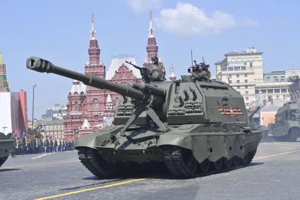 Москва. Самоходные артиллерийские установки (САУ) Мста-СМ во время военного парада в ознаменование 75-летия Победы в Великой Отечественной войне 1941-1945 годов на Красной площади.