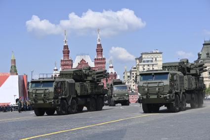 Москва.  Военная техника во время военного парада в ознаменование 75-летия Победы в Великой Отечественной войне 1941-1945 годов на Красной площади.