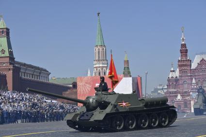 Москва.  Противотанковая самоходная установка Су-100  во время военного парада в ознаменование 75-летия Победы в Великой Отечественной войне 1941-1945 годов на Красной площади.