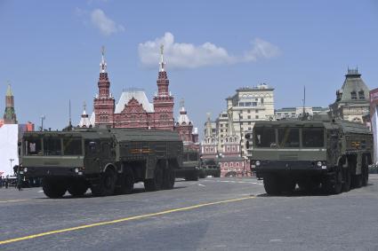 Москва.  Военная техника  во время военного парада в ознаменование 75-летия Победы в Великой Отечественной войне 1941-1945 годов на Красной площади.