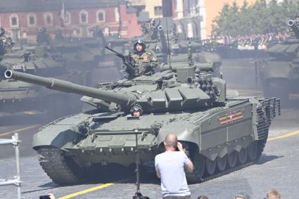 Москва. Военная техника во время военного парада в ознаменование 75-летия Победы в Великой Отечественной войне 1941-1945 годов на Красной площади.