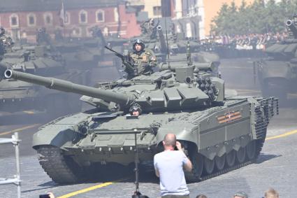 Москва.  Военная техника  во время военного парада в ознаменование 75-летия Победы в Великой Отечественной войне 1941-1945 годов на Красной площади.