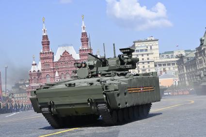 Москва.   Военная техника во время военного парада в ознаменование 75-летия Победы в Великой Отечественной войне 1941-1945 годов на Красной площади.