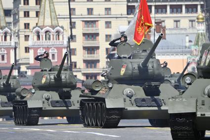 Москва. Танки Т-34-85 во время военного парада в ознаменование 75-летия Победы в Великой Отечественной войне 1941-1945 годов на Красной площади.