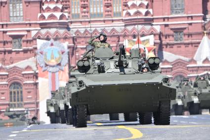 Москва.   Боевая машина пехоты БМП-2М  во время военного парада в ознаменование 75-летия Победы в Великой Отечественной войне 1941-1945 годов на Красной площади.