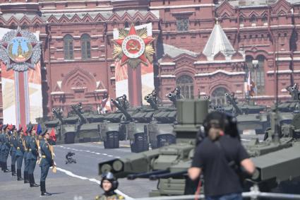 Москва.  Военная техника во время военного парада в ознаменование 75-летия Победы в Великой Отечественной войне 1941-1945 годов на Красной площади.