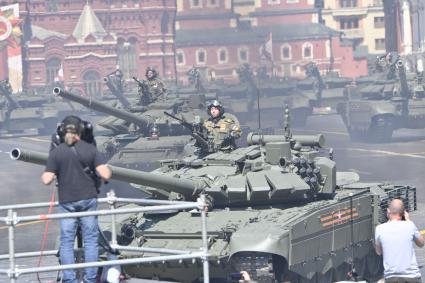 Москва.  Военная техника  во время военного парада в ознаменование 75-летия Победы в Великой Отечественной войне 1941-1945 годов на Красной площади.