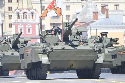 Москва.  Военная техника  во время военного парада в ознаменование 75-летия Победы в Великой Отечественной войне 1941-1945 годов на Красной площади.